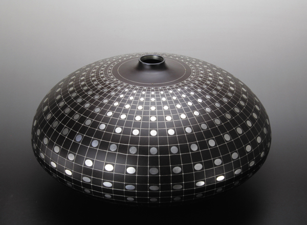 鐵地象嵌格子水玉紋花器